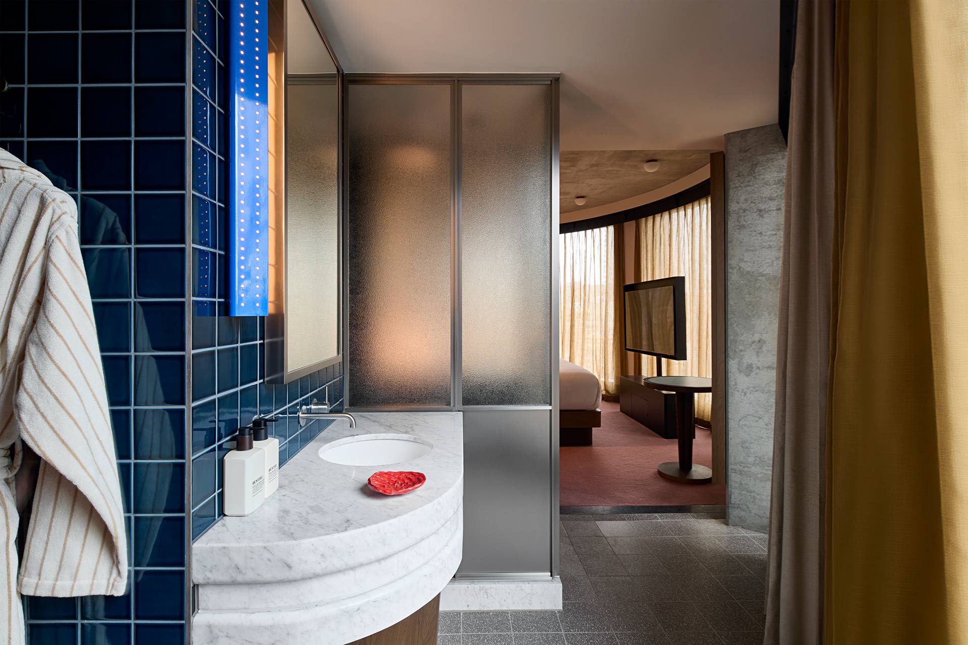 Hannah St. Hotel bathroom