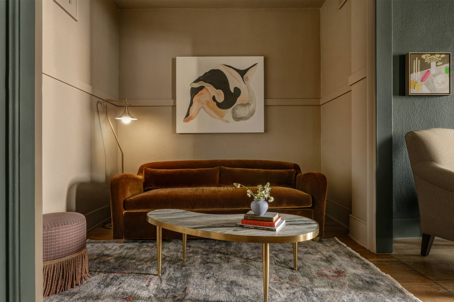 The MarQueen Hotel guestroom sitting space