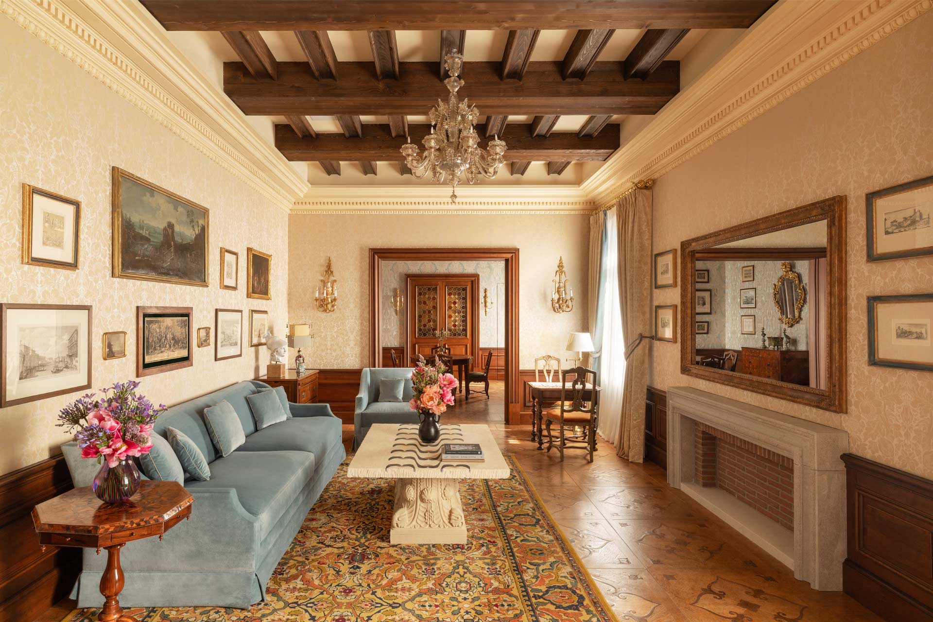 Airelles plants flag in Italy