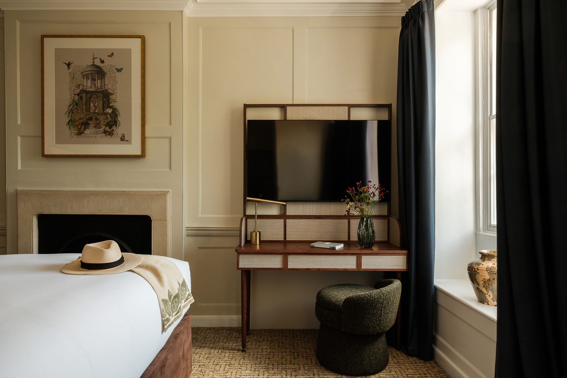 Parade Hotel Bath guestroom