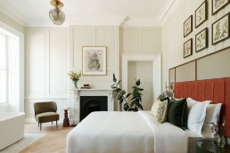 Parade Hotel Bath guestroom