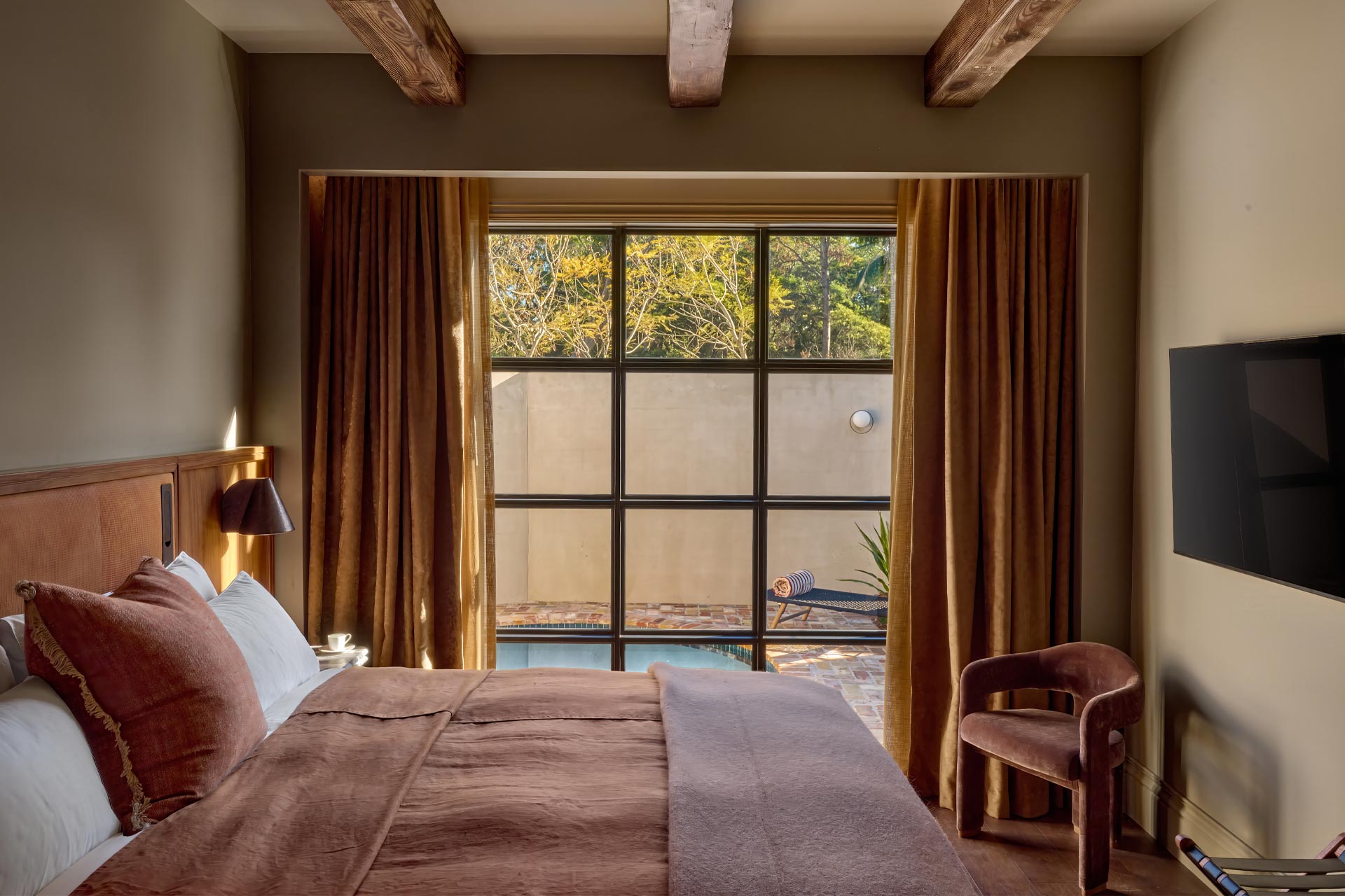 The Grand Saddles Lodge bedroom